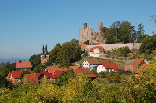 Burg Hanstein mit dem Dorf Rimbach