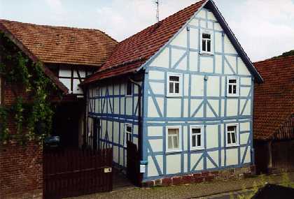 Fachwerkhaus mit blauen Balken