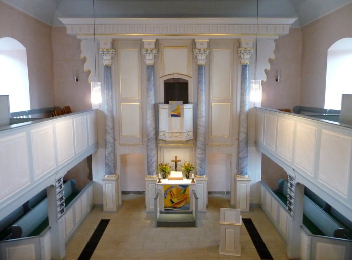 Altarwand mit Säulen